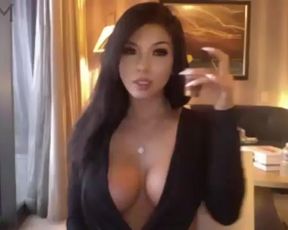 LexiVixi in her hotel room