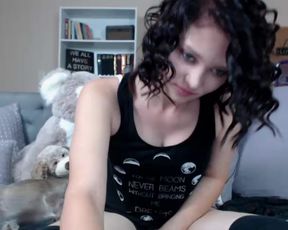 rileyraine420 eating and playing