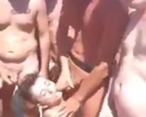 Greis 26 gang in spiaggia