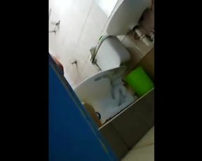 Sobrino Cacha A Su Tia Banandose