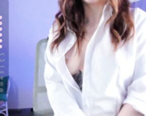 Camwhore elizaberry_ teases and goes topless