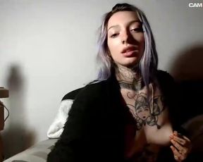 Lexitatto se masturba con un dildo