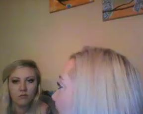 2 pregnant girls camming together