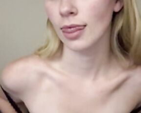 ELLIEE81- TITS OUT
