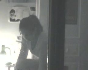 Chica a través de la ventana