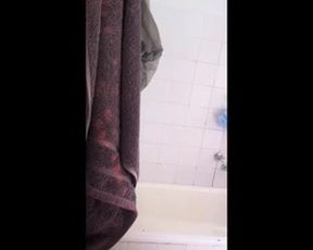 Candela Usando La Ducha De la Casa