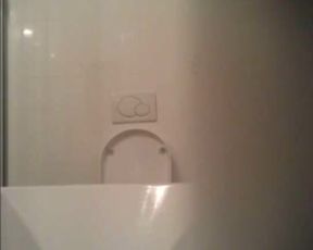 Espiando a mi hermana en el bano
