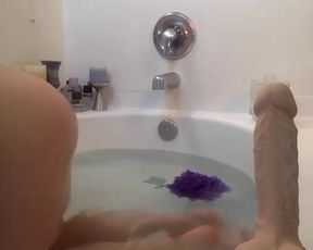 Anonymistress dildo in bath in cam recording 2016 June 09 041514