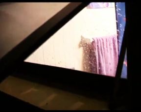 Espiandola Por la Ventana En La Ducha