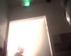 Espiando a mi hermanita en la ducha 1