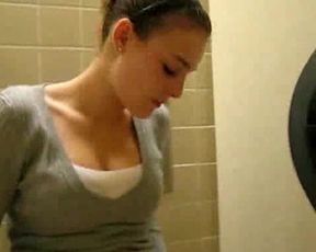 amateur on toilet masturbate