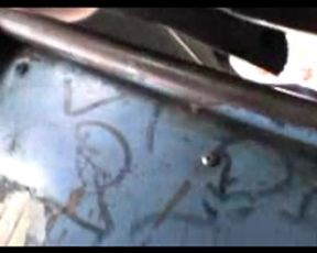 Espiando debajo de su falda a la colejiala en el bus