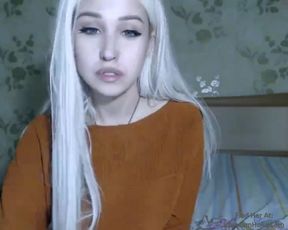 Amateur Blonde Teen Looks Like Khalessi Flashing Her Tits