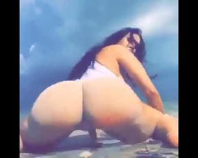 Ig model twerking on the beach