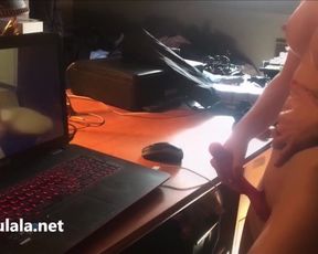 I help her Cumshot in Front of her Webcam