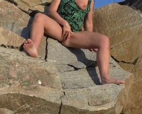 SQUIRTING MILF POV OUTDOOR HIDDEN CAM CAUGHT GIRL MASTURBATE HUGE SQUIRT