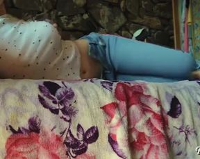 Сисястая доставляет себе удовольствие.