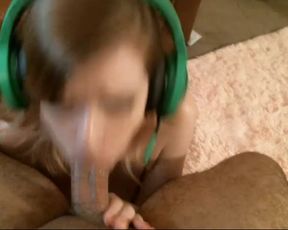 Gamergirl blows